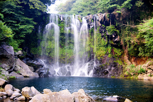 La première chute d’eau, la falaise mesure 22m