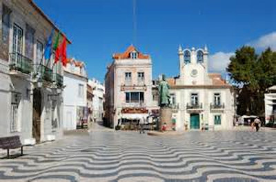 L'hôtel de ville et la grande place de Cascais